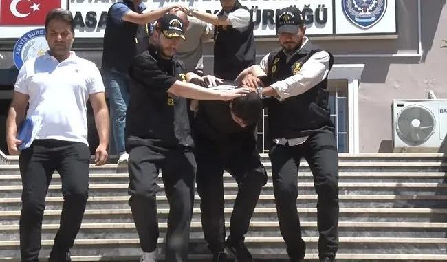 <p>Katil zanlısı, kendisine soru soran muhabirlere 'İyi yaptım' diyerek yanıt verdi.</p>