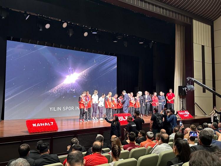 <p>Ülke TV "9. Spor ve Spor Ödülleri" gecesinde, spora katkıda bulunan siyaset, iş ve spor camiasından isimler ödüllerini aldı.</p>