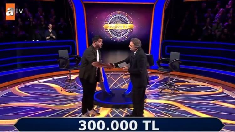<p><span style="color:#000000"><strong>Yanıt vermekte zorlanan yarışmacı, çekilme kararı aldı ve 300 Bin TL ile veda etti.</strong></span></p>
