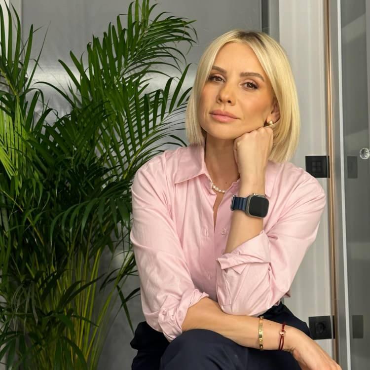 <p><span style="color:#000000">Ünlü sunucu Esra Erol, uzun yıllardır sunuculuğunu yaptığı programla gündüz kuşağının en çok izlenen yapımları arasında yer almaya devam ediyor.</span></p>