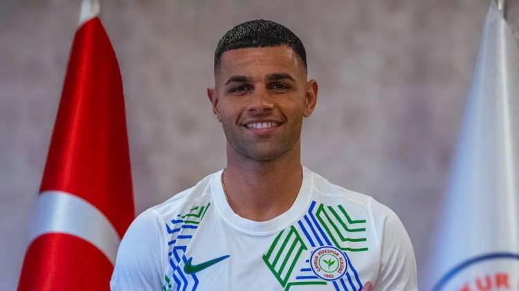 <p>* Süper Lig ekiplerinden Çaykur Rizespor, 24 yaşındaki kaleci Erdem Canpolat'ı kadrosuna kattı.</p>
