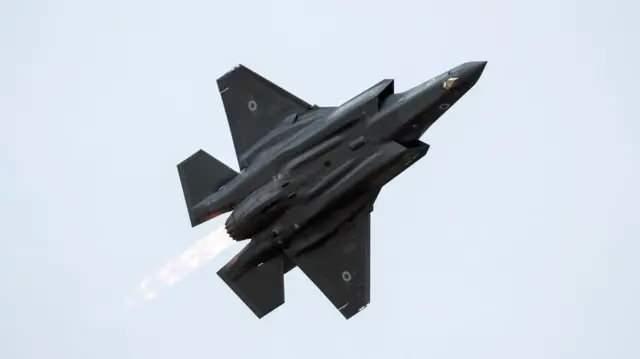 <p>ABD savunma yetkilileri, tedarikteki azalmaya rağmen F-35 programına, ABD ve müttefik hava üstünlüğünü güvence altına almadaki rolüne olan bağlılıklarını vurguluyor.</p>
<p> </p>