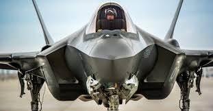 <p>Ülkelerden programın içeriğine yönelik de eleştirel sesler yükseliyor. F-35 programında ülkelerin uçak geliştirme için açık kaynaklı programları alamadığı, bu nedenle modernizasyon, entegre lojistik destek ve satış sonrası bakım-onarım gibi konularda ciddi yüklerle karşı karşıya kaldığı belirtiliyor. Takvim ve zamanlama noktasında müşteri hizmetlerindeki gecikmeler de yakınmalara neden oluyor.</p>