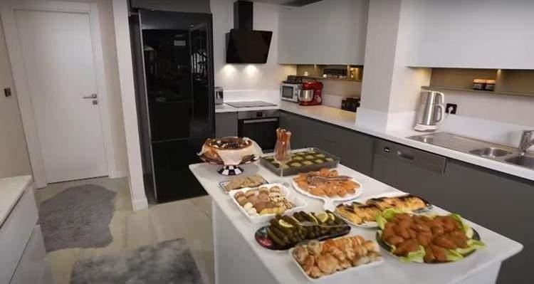 <p><span style="color:#000000"><strong>Mutfağında da beyaz rengi tercih eden ünlü şarkıcının modern tasarımı ve fonksiyonelliğiyle öne çıkan mutfağı da izleyenlerden tam not aldı.</strong></span></p>