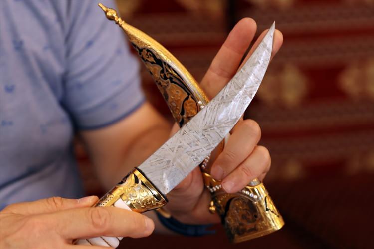 <p>Meteoritlerden yüzük, kolye ve saat gibi ürünler yapılabildiğini dile getiren Aktaş, <strong>"Örneğin, şu an elimdeki bir saatin kadranı tamamen demir grup gök taşından yapılmış. Fiyatlar 500 dolardan başlayıp 2 bin 500 dolara kadar çıkabiliyor. Demir grup gök taşları, kırılganlık göstermedikleri için CNC ve özel atölyelerde rahatlıkla işlenebiliyor. Bu taşlardan saat, kolye ve bıçak gibi yüksek dayanıklılık isteyen ürünler yapılabiliyor." </strong>diye konuştu.</p>
