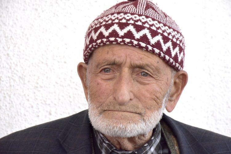 <p>Mehmet Ateş'in torunlarından Mustafa Günay dedelerinin 100 yaşına rağmen sağlam bir bünyesi bulunduğunu belirterek <em><strong>"Bütün olayları hatırlıyor. Geçmişle ilgili bütün bilgiler var. Hafızası ile ilgili hiçbir sorun yok. Dedemin en büyük özelliği, az yemesidir. Yüzde 100 sağlığını buna borçludur. Biz çok ısrar da etsek yemiyor. Zararlı yiyecekler ve içecekleri içmez. Zaten gençlik döneminde tereyağı ve yoğurt gibi şeyler tüketmiş. Çayı da çok az içer. Hiçbir sorunu yok. 100 yaşında sadece gözlerinde sorun var, bir de dizleri ağrıyor. Dedemizi çok seviyoruz. Bize hiç yük değil. Arada televizyon izler. Bazen de gelir burada kaynı ile birlikte oturur. Hayır işleri yapıyor. Biz 6 kardeşiz ve dedemizi dinlemeyi çok seviyoruz. Dedem en çok çalışmayı ve helal kazanmamızı öğütlüyor. Küçük yaşta yetim kalmış ve tüm kardeşlerine de o bakmış. Hayvancılıkla ve tarımla uğraşmış. Hepsini evlendirmiş, çocuklarını da iyi yetiştirmiş. Hepsine miras da bıraktı"</strong></em> dedi.</p>