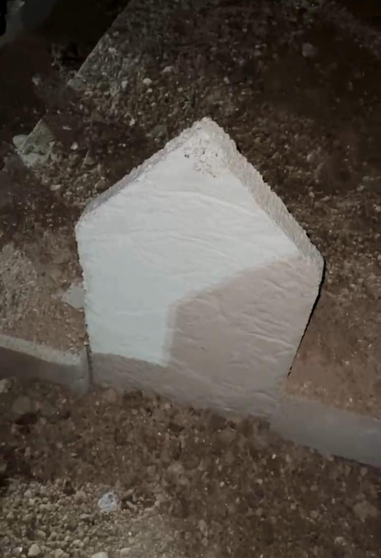<p> Aile, süreç sonuçlanana kadar benzer bir taşıma işleminin tekrar yaşanmaması için mezarlıkta nöbet tutmaya başladı.</p>
<p> </p>