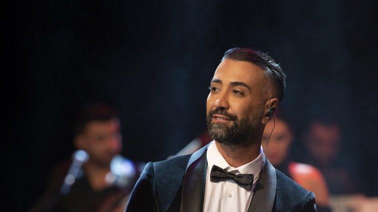 <p><span style="color:#FF0000"><strong>"SİSTEMATİK BİR ŞEKİLDE HEDEF ALMAKTADIR"</strong></span></p>
<p><span style="color:#000000"><strong>Ayrıca dilekçede "Konserlerde kulise kadar gelerek hem müvekkilimin hem de ekibinin güvenliğini tehdit etmektedir. Bu durum etkinlik organizatörlerini ve dinleyicileri dahi tedirgin etmektedir. Sistematik biçimde mesleki hayatı hedef alınmaktadır." ifadeleri de kullanıldı.</strong></span></p>