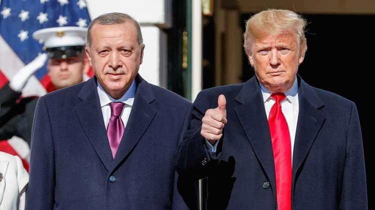 <p><span style="color:#B22222"><strong>TRUMP FAKTÖRÜ VE ABD-TÜRKİYE İLİŞKİLERİ</strong></span></p>
<p>Trump'ın Beyaz Saray'a olası dönüşüyle konjonktürün Türkiye lehine değiştiği belirtildi. Yanarocak, "Türkiye'deki Amerikan Büyükelçisi'nin her kesimden övgü aldığını görüyoruz. Elbette onun çok Amerikan yanlısı açıklamaları nedeniyle buna şaşırmıyoruz." dedi. </p>