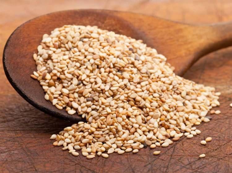 <p><span style="color:#000000"><strong>İçerdiği sağlıklı yağlar, proteinler, ve vitaminler sayesinde uzmanlar tarafından düzenli tüketilmesi önerilen susamın faydalarını duyunca siz de sofranızdan eksik etmeyeceksiniz.</strong></span></p>