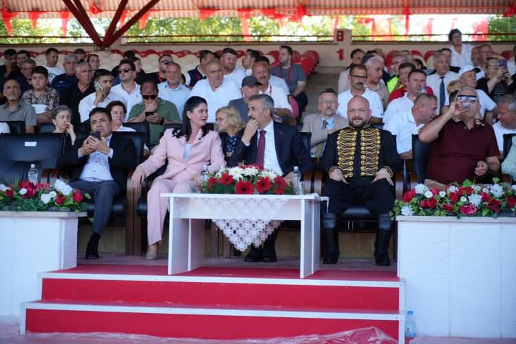 <p>664'üncü Kırkpınar Ağası Ufuk Özünlü, Türkiye Geleneksel Güreşler Federasyonu Başkanı İbrahim Türkiş, Edirne Belediye Başkanı Filiz Gencan Akın ve Edirne Valisi Yunus Sezer, açılış töreninde konuşmalar gerçekleştirdi.</p>