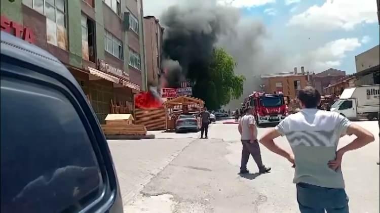 <p>Ankara’daki bir mobilya fabrikasında yangın çıktı. Yangın nedeniyle 2 iş yeri ve 2 araç zarar gördü.</p>
<p> </p>
