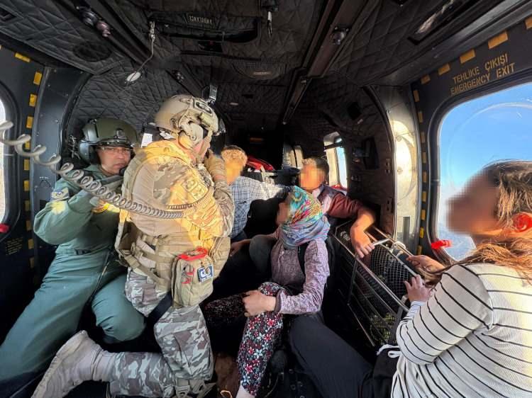 <p>İzmir'in Ödemiş ilçesi Tosunlar köyünde çıkan orman yangınında mahsur kalan 4 kişilik aileyi Hava Kuvvetleri Komutanlığı personeli helikopterle kurtardı.</p>
<p> </p>
