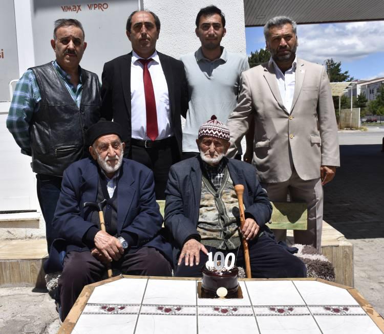 <p>100'üncü yaşına ulaşmanın mutluluğunu yaşayan Ateş, uzun yaşamın sırrının az yemek ve organik beslenmede olduğunu, genellikle evlerinde üretilen doğal ürünleri tercih ettiğini belirterek. <em><strong>"1925 doğumluyum. Bu sene tam 100 yaşındayım. Babam 1939 yılında öldü. 1944 yılında da asker oldum. 4 sene askerlik yaptım. Sağlığım çok şükür yerinde.</strong></em></p>
<p> </p>