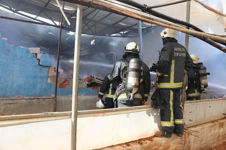 <p>Kısa sürede büyüyen alevler tüm fabrikayı sararken, olay yerine çok sayıda itfaiye, polis ve sağlık ekibi sevk edildi. İtfaiye ekipleri, yangını kontrol altına almak için yoğun çaba harcadı.</p>

<p> </p>

