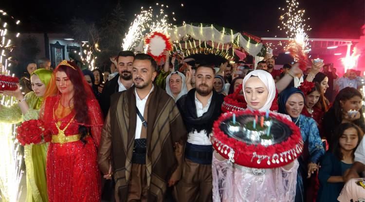 <p>1 ton etin tüketildiği düğüne aşiret liderleri, kanaat önderleri, belediye başkanları, siyasi parti temsilcileri, sivil toplum örgütleri, iş insanları ve çok sayıda davetli katıldı.</p>
