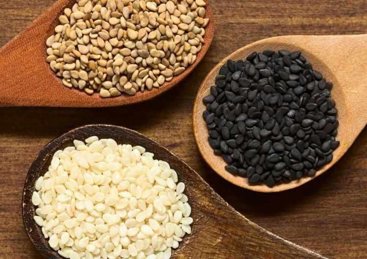 <p><span style="color:#000000"><strong>Benzersiz lezzeti ve yüksek besin değeriyle yüzyıllardır mutfakların vazgeçilmezi haline gelen susam, sağlık üzerinde sayısız olumlu etkileri olan bir tohum türü. </strong></span></p>
