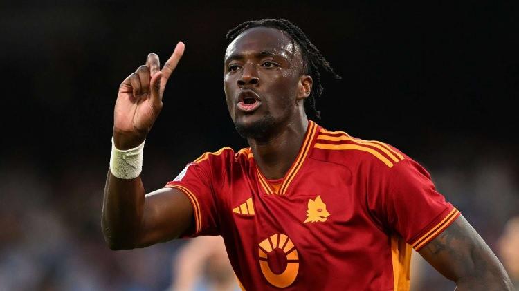 <p>Siyah beyazlılar Roma forması giyen İngiliz golcü ile 1 artı 3 yıllık anlaşma sağladı.</p>
