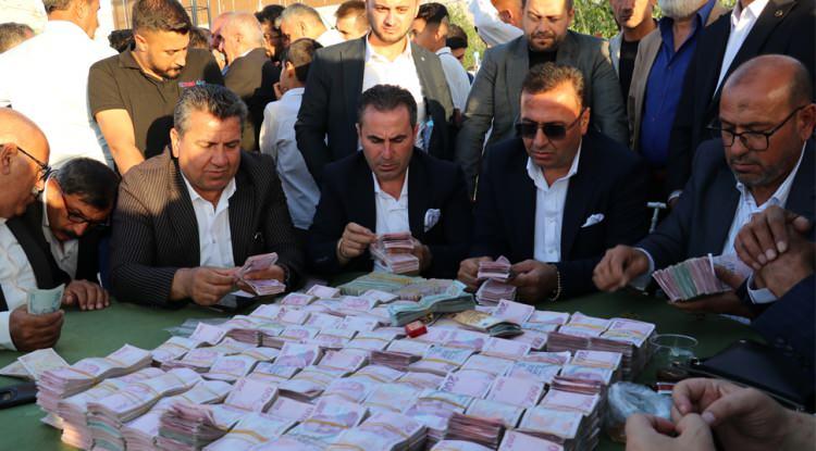 <p>Düğün töreni sonunda katılımcılara teşekkür eden toy büyüğü iş adamı Haşim İnan, gelin ve damada bir ömür mutluluklar dileyerek şöyle konuştu:</p>
