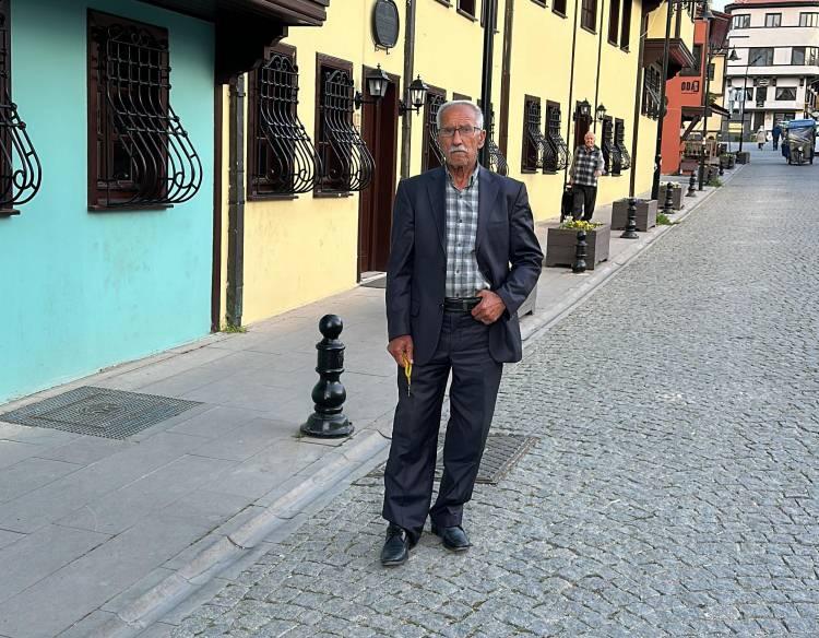 <p> İddiaya göre, Ekin’in defnedildiği mezarın daha önce başka bir kişiye satıldığı, bu kişinin durumu fark edip itiraz etmesi üzerine görevlilerin aileye ve savcılığa haber vermeden gece saatlerinde cenazeyi mezardan çıkararak, başka bir mezara naklettiği öğrenildi. </p>