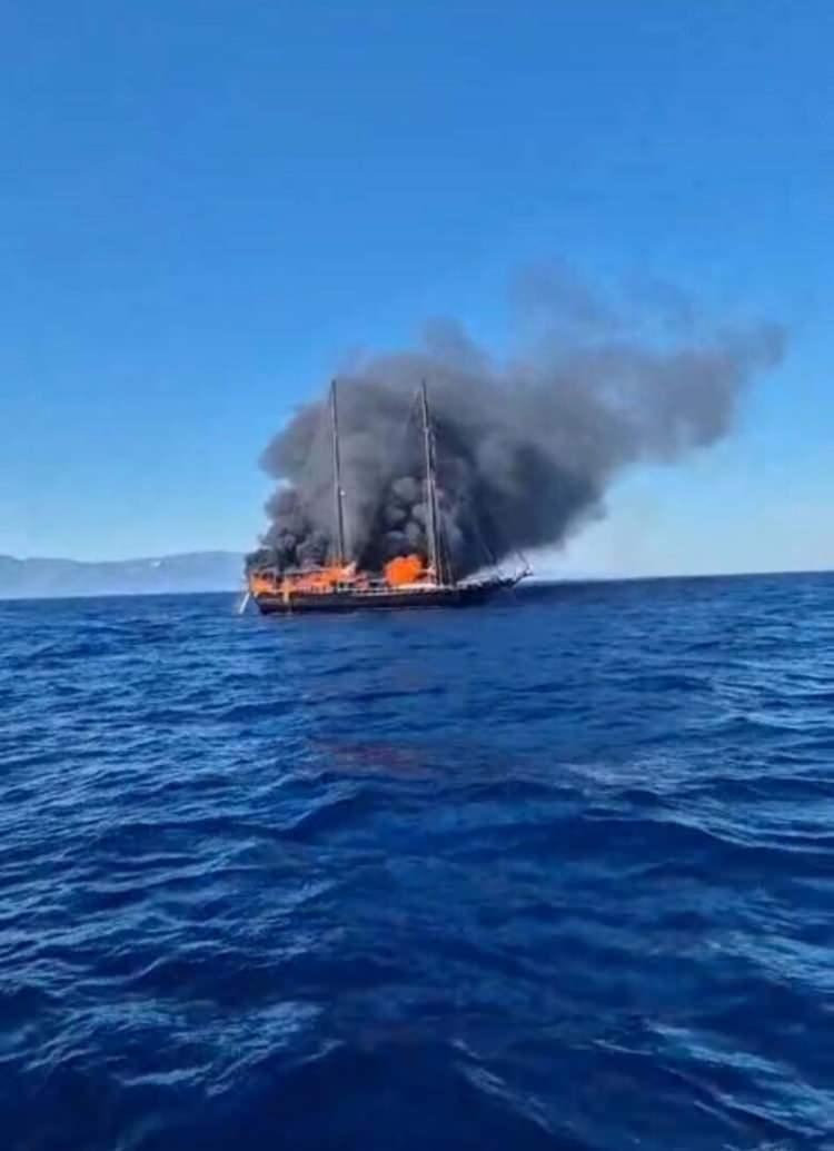 <p>Muğla'nın Bodrum ilçesinde 27 metre uzunluğundaki 'My Lover' adındaki gulet teknede yangın çıktı. Teknede 8 Polonyalı turist ile 5 personel tahliye edildi. </p>
<p> </p>