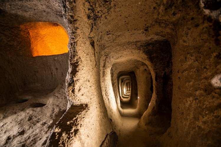<p><strong>Kapadokya'daki yer altı depolarının, veri merkezlerinin en büyük gideri kapsamındaki enerji sarfiyatını düşüreceğini ifade eden Varol, şunları kaydetti:</strong></p>