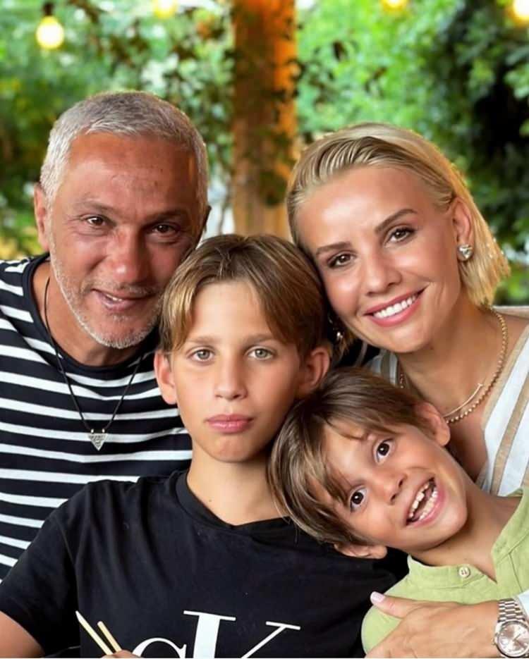 <p><span style="color:#000000">2011 yılında İdris Ali ve 2017 yılında Ömer Erol adını verdikleri iki oğulları dünyaya gelmişti.</span></p>
<p> </p>