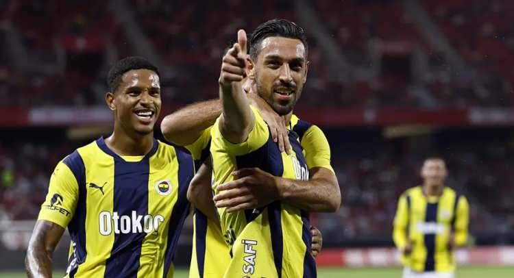 <p>Shakhtar'ı çalıştıran Arda Turan, İrfan Can Kahveci ile görüşme yaptı ve takıma davet etti.<br />
<br />
(AKŞAM)</p>