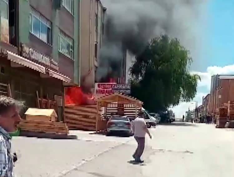 <p>İş yerleri ve araçlarda zarara neden olan yangının çıkış nedeninin belirlenmesi için çalışma başlatıldı. </p>
