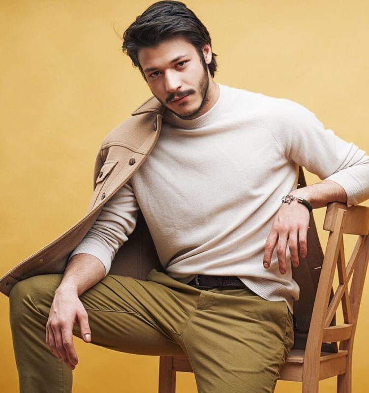 <p><span style="color:#FF0000"><strong>KUBİLAY AKA'YA YEŞİL IŞIK YAKTI</strong></span></p>
<p><span style="color:#000000"><strong>"Birçok iyi oyuncu var." diyen ünlü şarkıcı favorisinin Kubilay Aka olduğunu söyleyerek "Kubilay vardı. Kubilay Aka, o olabilir." dedi.</strong></span></p>