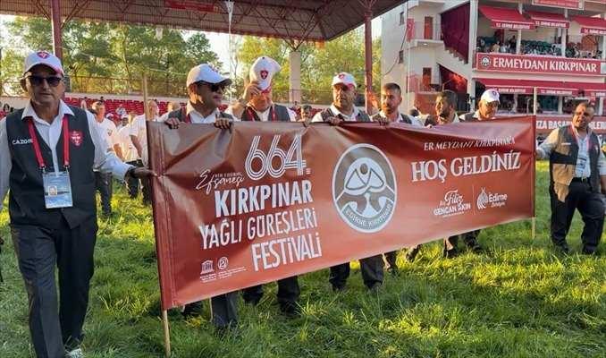 <p>Törende konuşan Kırkpınar Ağası Ufuk Özünlü, Türkiye'de meydana gelen yangınlara karşı 1 milyon fidan projesi başlattığını ve ilk olarak kendisinin 100 bin fidan bağışladığını söyledi.</p>
