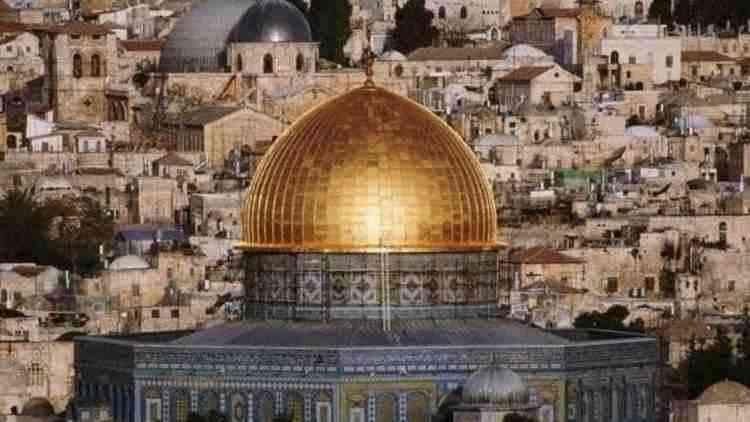 <p><strong><span style="color:#B22222">22) HZ. ZEKERIYA (a.s) </span> | FİLİSTİN</strong></p>
<p> </p>
<p>Zekeriyyâ kelimesinin aslı İbrânîce Zekarya’dır ve “Yahve hatırlar” anlamına gelir. İslâmî kaynaklarda da kelimenin İbrânîce olduğu ve Zekeriyyü, Zekeriyyâ şeklinde telaffuz edildiği belirtilmektedir (İbn Düreyd, II, 324; Mevhûb b. Ahmed el-Cevâlîkī, s. 349; Jeffery, s. 151). </p>
