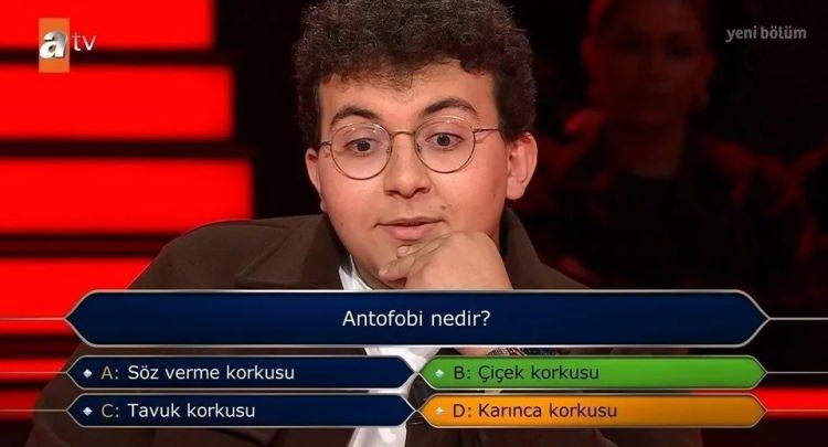<p><span style="color:#000000"><strong>Ekranda büyük heyecan yaşatan final sorusunun doğru cevabı ise B şıkkı 'Çiçek korkusu'ydu.</strong></span></p>