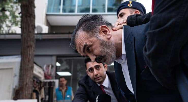 <p>Saat 11.00 sıralarında kimlik tespiti ile başlayan duruşmaya 19 tutuklu sanık ile bazı tutuksuz sanıklar ve taraf avukatları katıldı. </p>

<p> </p>
