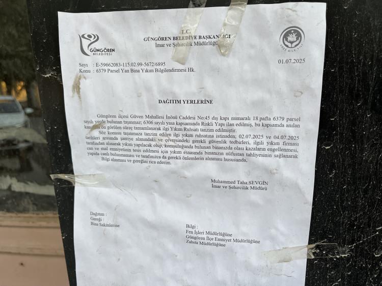 <p>Olay, saat 18.00 sıralarında İstanbul Güngören Güven Mahallesi İnönü Caddesi üzerinde meydana geldi. Edinilen bilgiye göre, kentsel dönüşüm çalışmaları kapsamında cadde üzerindeki bir binada yıkım yapıldı. Gerçekleştirilen yıkımda yan taraftaki 5 katlı binanın 4. ve 5. katlarındaki banyo kısımlarının duvarlarının olmadığı fark edilirken, 3. kattaki dairenin de salon kısmında delikler oluştu. Daire sakinlerinin ihbarı üzerine olay yerine polis ve zabıta ekipleri sevk edildi. Olayda yaralanan olmazken gelen belediye ekipleri tarafından çalışma yapıldı. Çalışma sonrası yıkıma bir süre ara verildi.</p>

<p> </p>

