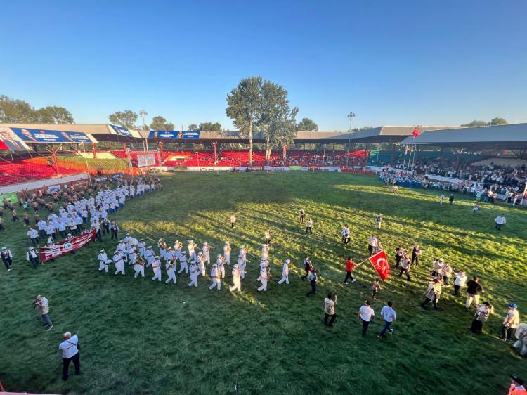 <p>Saygı duruşunda bulunulup, İstiklal Marşı'nın okunmasının ardından söz ve bestesi merhum Beyazıt Sansı'ya ait Kırkpınar Marşı söylendi. 2024 yılının başpehlivanı Yusuf Can Zeybek, Türk bayrağını göndere çekti.</p>