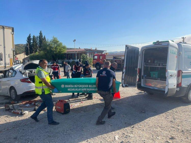<p>Kaza, saat 16.15 sıralarında İzmir - Ankara D300 karayolu Yurtbaşı Mahallesi’nde meydana geldi.</p>
<p> </p>
<p> </p>