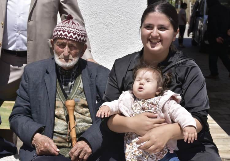 <p>Ateş'in doğum gününü birlikte kutladığı torununun torunu Açelya'nın annesi Esra Özer ise Almanya'dan memleketlerine tatile geldiklerini ve dedelerinin 100'üncü yaşına denk geldiklerini belirterek, <em><strong>"Dedemi bu sene de gördük, mutlu olduk. Nice güzel yaşları görsün. Ömrü güzel olsun" </strong></em>diye konuştu. </p>
<p> </p>