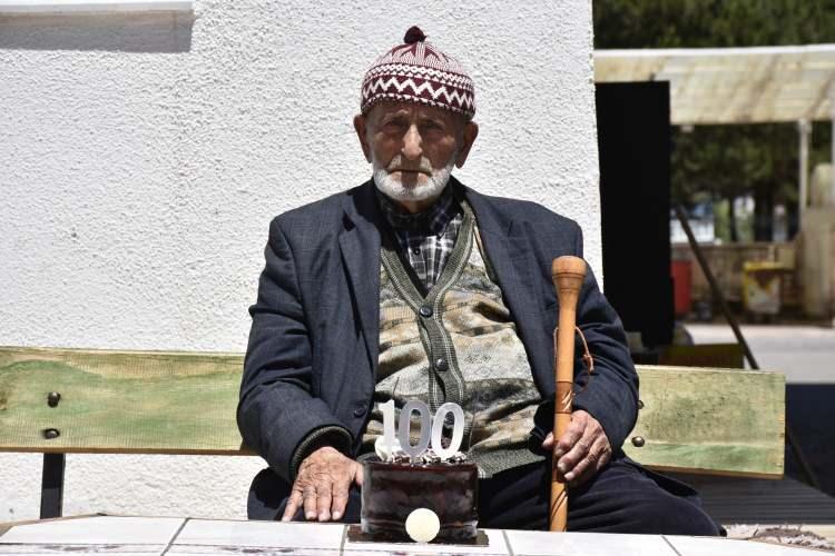 <p>6 çocuk, 50 torun ve 5 torununun torunu bulunan Ateş, Cumhuriyetin kuruluşundan bu zamana tüm cumhurbaşkanları ve başbakanları gördü. Sağlığı yerinde olan ve günlük işlerini kendisi halleden Ateş, gününü genellikle akrabalarının akaryakıt istasyonunda geçiriyor.</p>