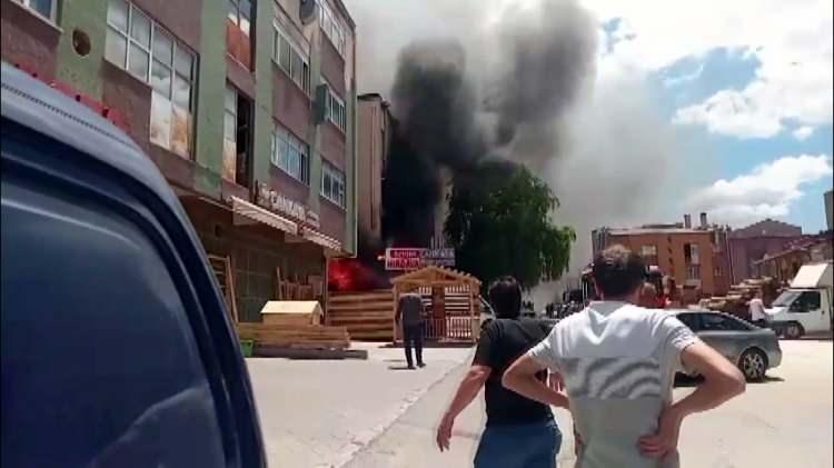 <p>Altındağ ilçesi Önder Mahallesi Dikmeli Sokak'ta, 3 katlı bir binanın girişinde yer alan iş yerinde, öğle saatlerinde yangın çıktı. </p>