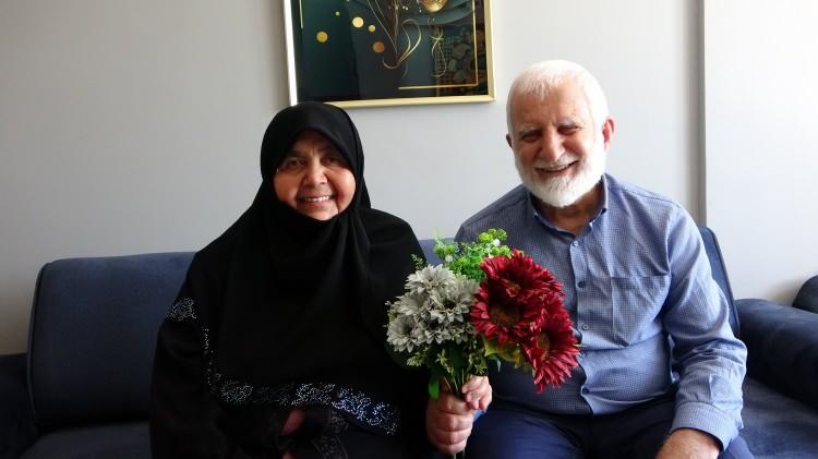 <p><span style="color:#A52A2A"><strong>"HEPSİNDEN ALLAH RAZI OLSUN"</strong></span></p>
<p>Yeni evlerine kavuşan Aysel Toprak gözyaşları içinde,<strong> "İhlas Haber Ajansı’ndan Allah razı olsun. Bütün Türkiye’yi ayağa kaldırdılar. Bizi mutlu ettiler, Allah da onları mutlu etsin. Çok sevinçliyiz, çok teşekkür ederiz. Hepsinden Allah razı olsun. Diyecek söz bulamıyorum, çok mutluyum. Temizlediler, eşyaları getirdiler, yerleştirdiler. Rabbim bugünleri de gösterdi, hamdolsun."</strong> şeklinde konuştu.</p>