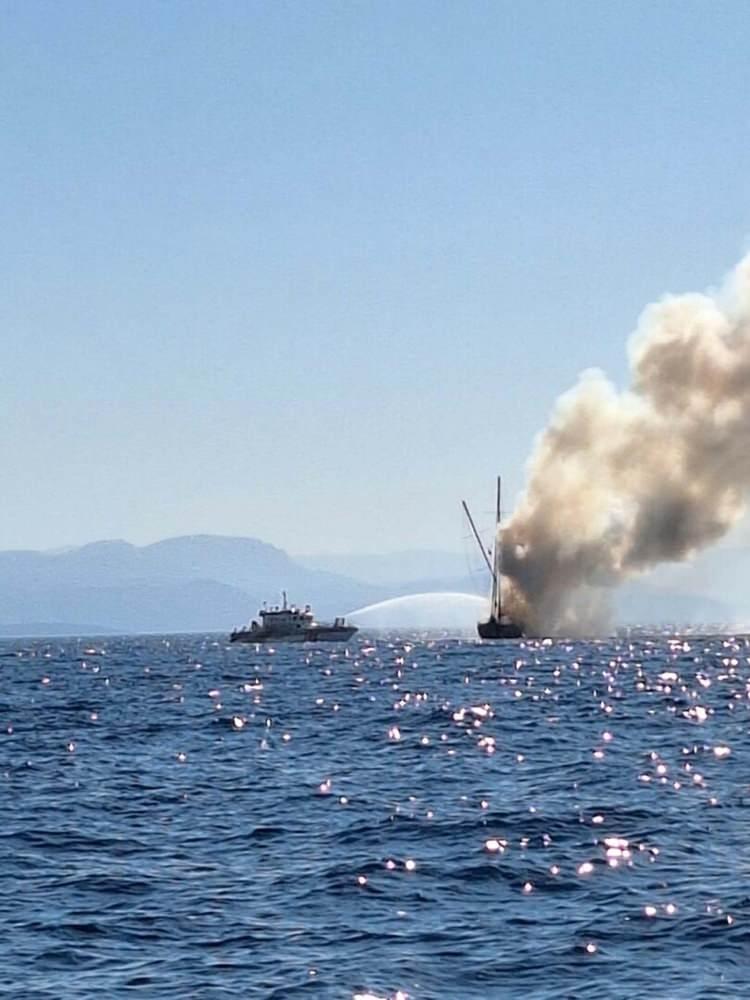 <p>Datça Mersincik koyundan Bodrum Karaada Poyraz Koyu'na gitmek için denize açılan 'My Lover' isimli gulette, saat 08.00 sıralarında yangın çıktı. </p>