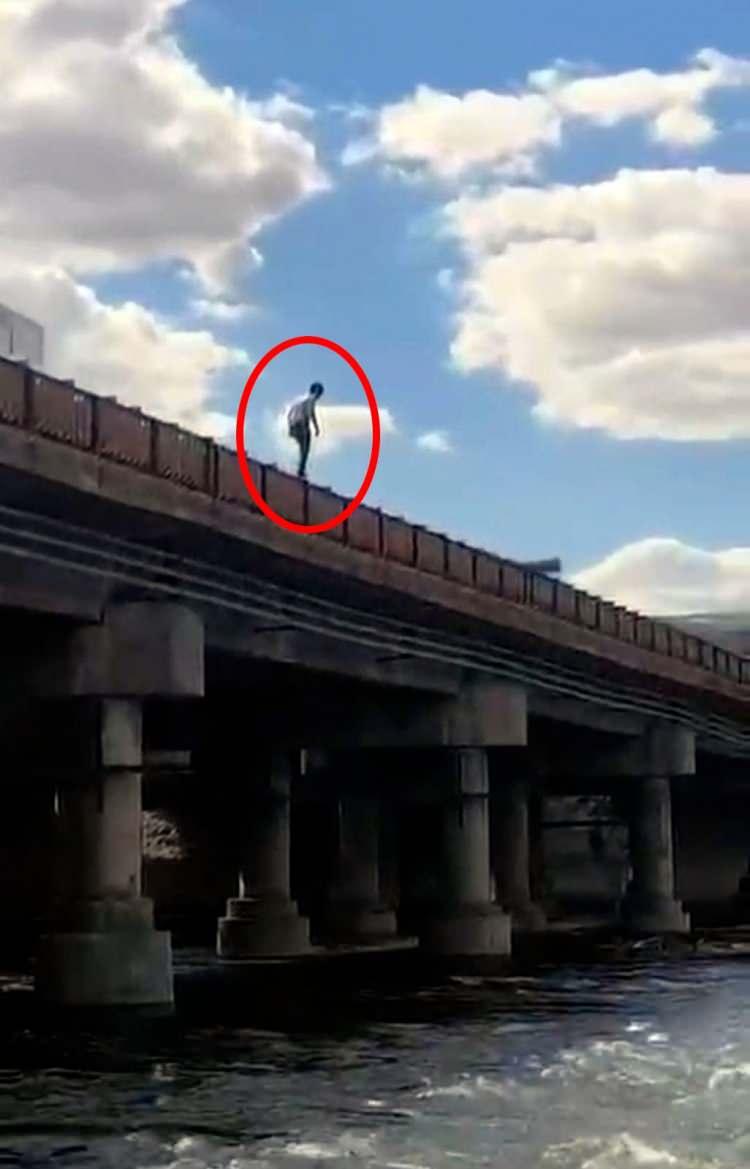 <p>Kırıkkale'nin Yahşihan ilçesinde arkadaşlarıyla iddialaşarak köprüden Kızılırmak Nehri’ne atlayan yabancı uyruklu genç kayboldu. Olay, akşam saatlerinde Irmak Köyü'nün Virajlar mevkisinde meydana geldi.</p>