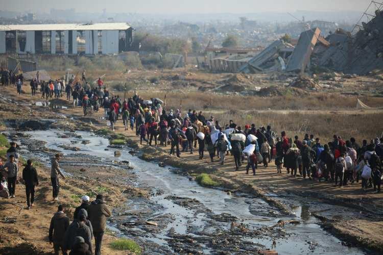 <div>ABD’nin İsrail baskısıyla İran’ı bombalamasına da hiç destek çıkmamıştı.</div>
<div> </div>
<div>Yüzde 30’larda kalmıştı.</div>
<div> </div>
<div>İsrail milyarlarca dolar dökerek Amerika’da kazandığı sempatiyi Gazze’de bombaladığı o masum canlarla birlikte yitirip gidiyor.</div>
<div> </div>
<div>Propaganda peki?</div>
<div> </div>
<div>Onu yiyen de pek kalmadı.</div>