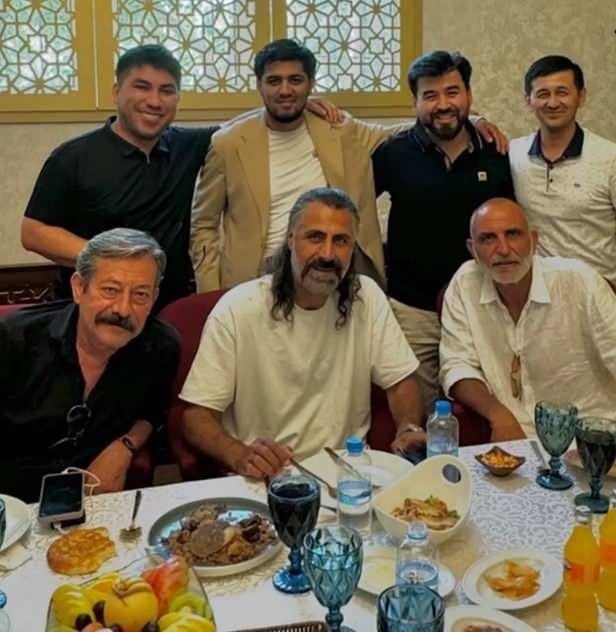 <p><span style="color:#000000"><strong>Bu özel anı fotoğraflamayı ihmal etmeyen ünlü oyuncular, sosyal medya hesaplarından yaptığı paylaşımla gündeme geldi.</strong></span></p>
