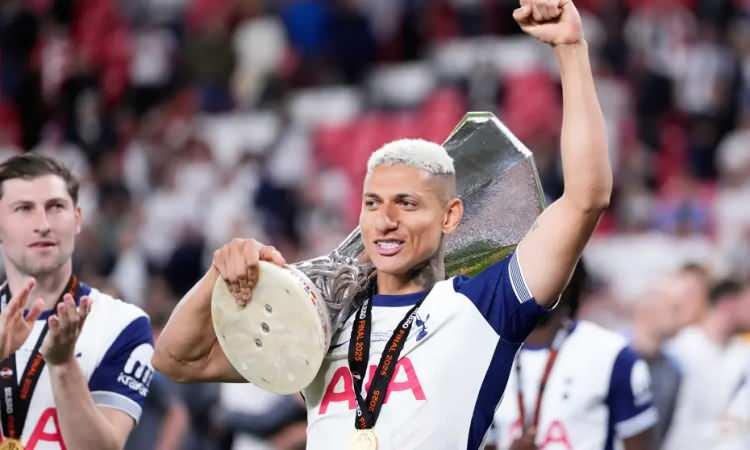 <p>Osimhen'den haber bekleyen Galatasaray, Tottenham'dan ayrılmaya hazırlanan Richarlison için girişimlere başladı.<br />
<br />
(AKŞAM)</p>