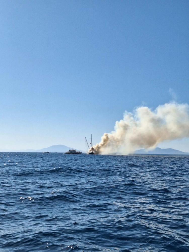<p>Teknedeki Polonya uyruklu 8 turist ile 5 mürettebat taliye edildi. Ekiplerin 1 saatlik çabası sonucu alevler söndürülürken, yanan tekne battı.</p>
<p> </p>