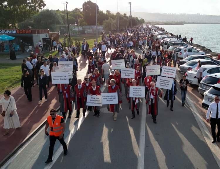 <p>Üniversitenin 5 fakültesi, 1 yüksekokulu ve 1 meslek yüksekokuluna bağlı 29 bölüm ve programdan 459 öğrenci mezun oldu.</p>