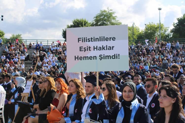 <p>Bu yıl da aynı duyarlılıkla hareket eden Samsun Üniversitesi, Leman dergisinin mukaddes değerlere hakaret içeren karikatürlerini protesto etti.</p>