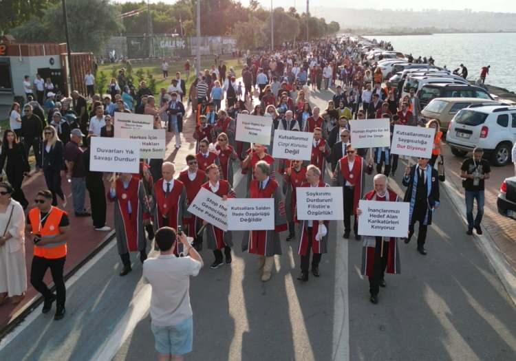 <p>Rektör<strong> Mahmut Aydın, </strong>"Toplumumuzda derin bir üzüntüye yol açan bir olaya değinmek istiyorum. Birkaç gün önce, Sevgili Peygamberimiz Hz. Muhammed ve Hz. Musa’yı siyasi ve ideolojik tartışmalara alet eden, kutsal değerlerimize açıkça hakaret eden karikatürler yayımlandı. Leman adlı mizah dergisinin bu saygısız tutumunu şiddetle kınıyorum." dedi.</p>